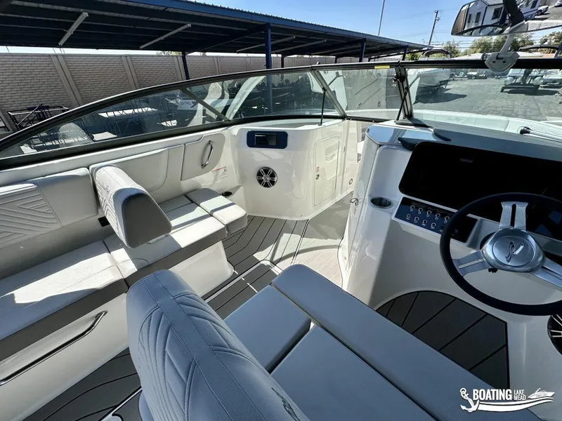 Slide: The Image of Sea Ray 250 SDX 2025 - 5