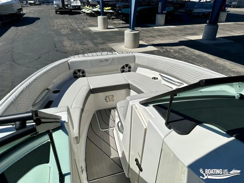 Slide: The Image of Sea Ray 250 SDX 2025 - 8