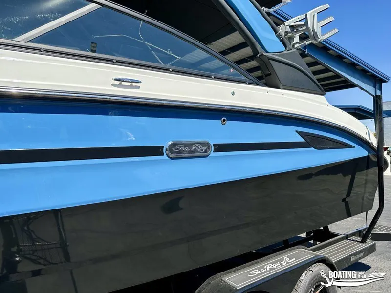 Slide: The Image of Sea Ray 250 SDX 2025 - 3