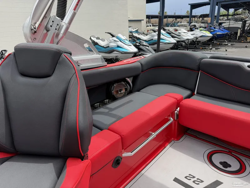 Slide: The Image of MasterCraft XT22 2021 - 7