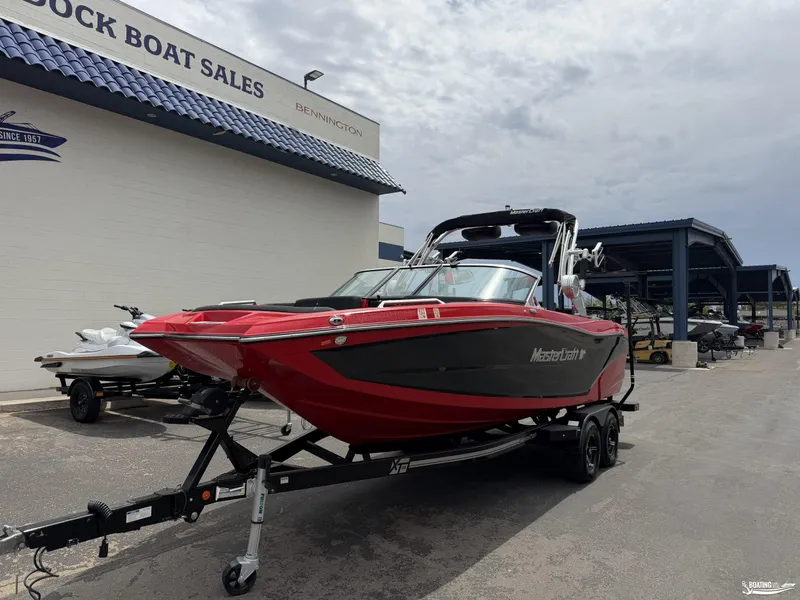 Slide: The Image of MasterCraft XT22 2021 - 2