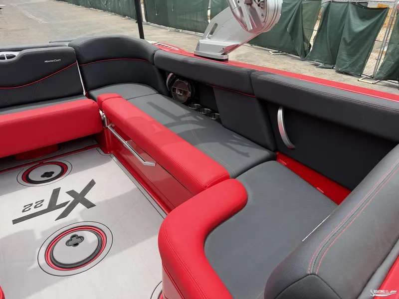 Slide: The Image of MasterCraft XT22 2021 - 9