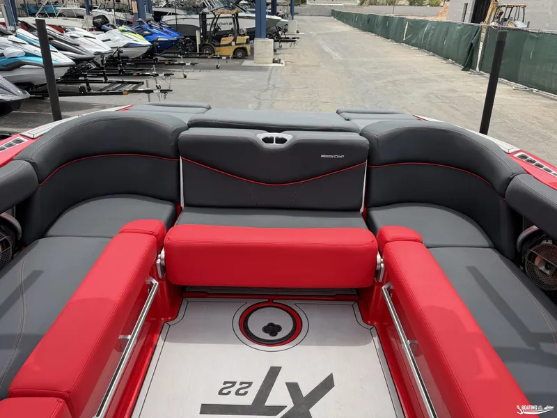 Slide: The Image of MasterCraft XT22 2021 - 8