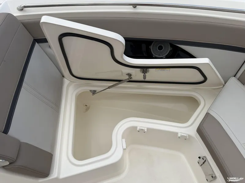 Slide: The Image of Boston Whaler 280 Vantage 2025 - 44