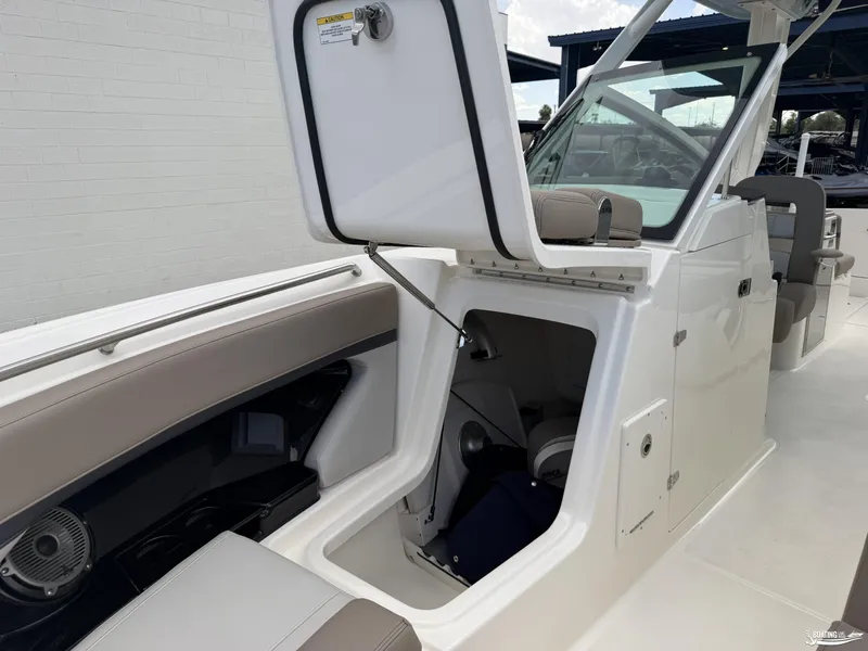 Slide: The Image of Boston Whaler 280 Vantage 2025 - 43