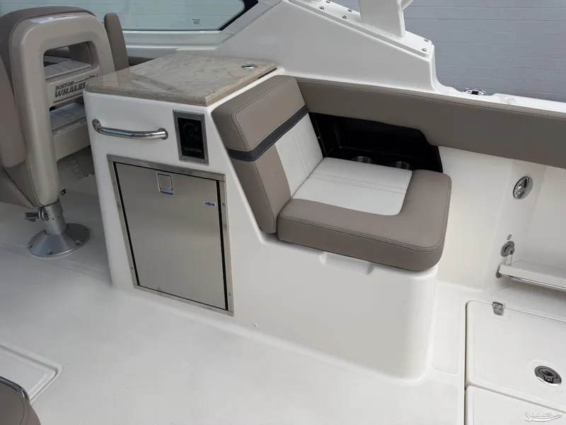 Slide: The Image of Boston Whaler 280 Vantage 2025 - 17