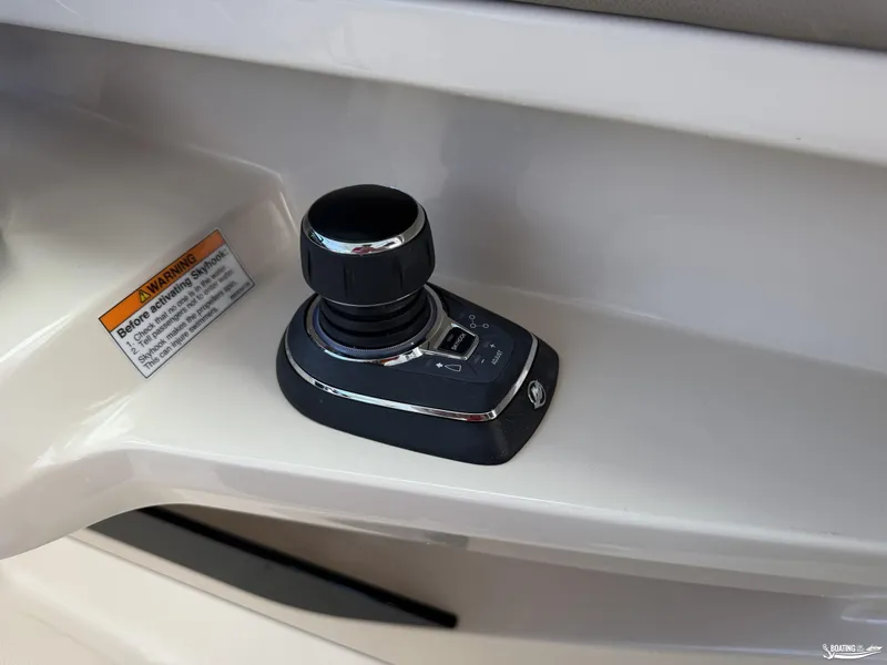 Slide: The Image of Boston Whaler 280 Vantage 2025 - 11