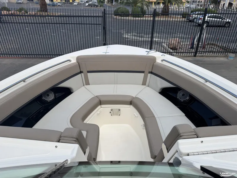 Slide: The Image of Boston Whaler 280 Vantage 2025 - 13