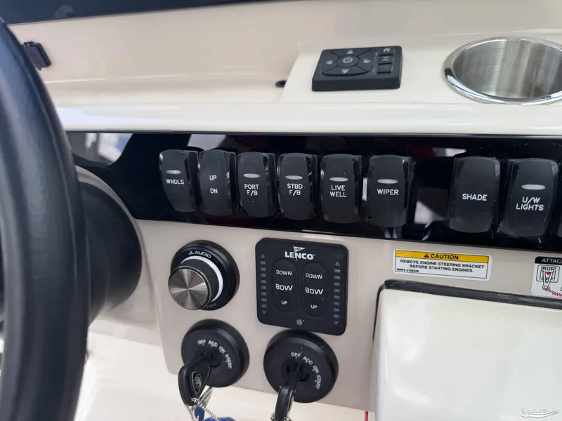 Slide: The Image of Boston Whaler 280 Vantage 2025 - 8