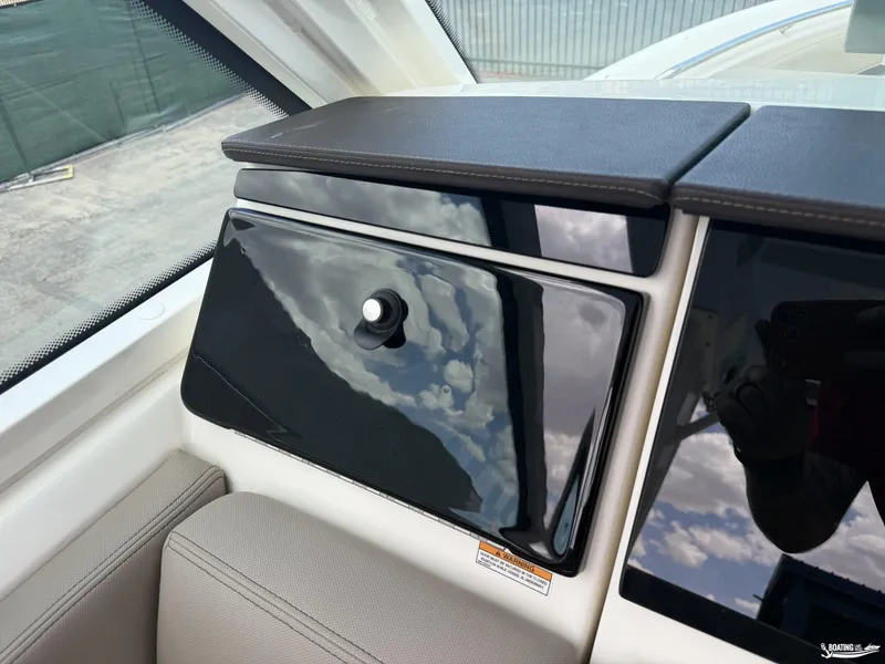 Slide: The Image of Boston Whaler 280 Vantage 2025 - 23