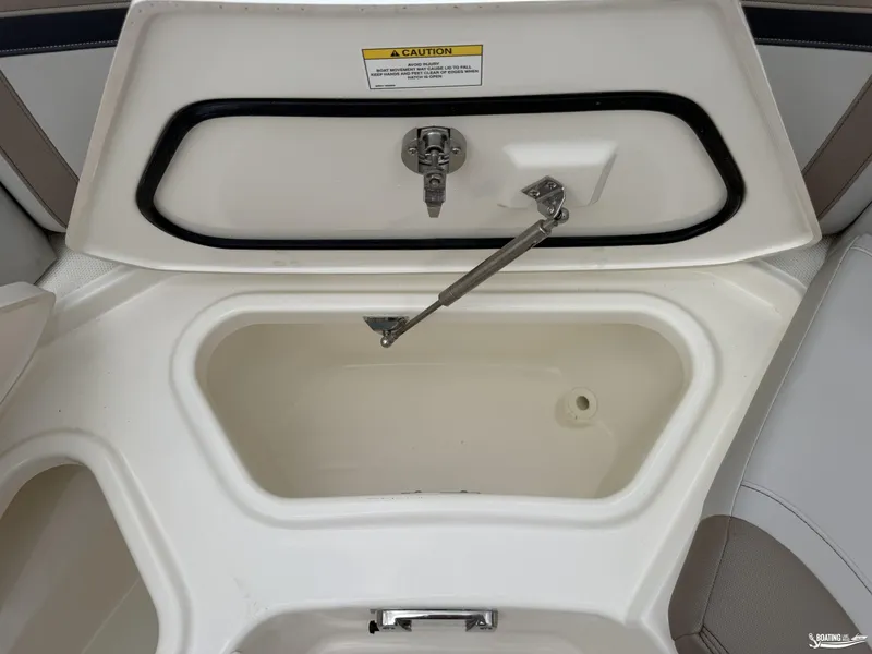 Slide: The Image of Boston Whaler 280 Vantage 2025 - 45