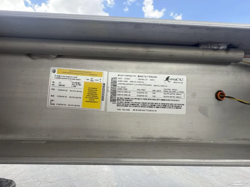 Slide: The Image of Boston Whaler 280 Vantage 2025 - 60