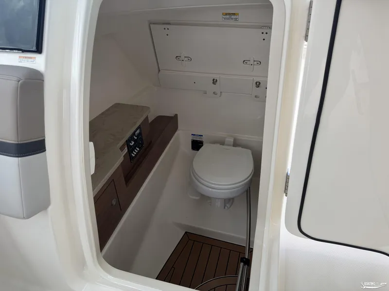 Slide: The Image of Boston Whaler 280 Vantage 2025 - 21