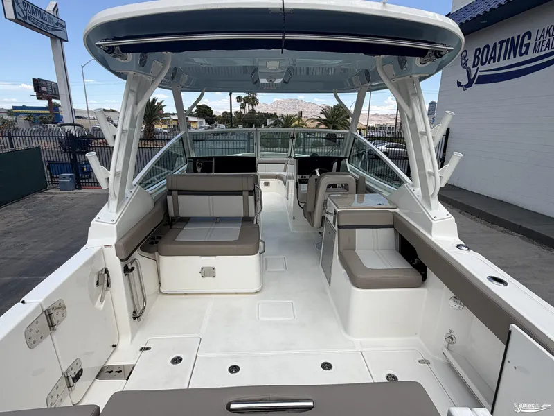 Slide: The Image of Boston Whaler 280 Vantage 2025 - 4