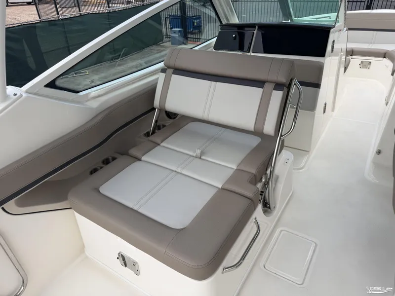 Slide: The Image of Boston Whaler 280 Vantage 2025 - 37