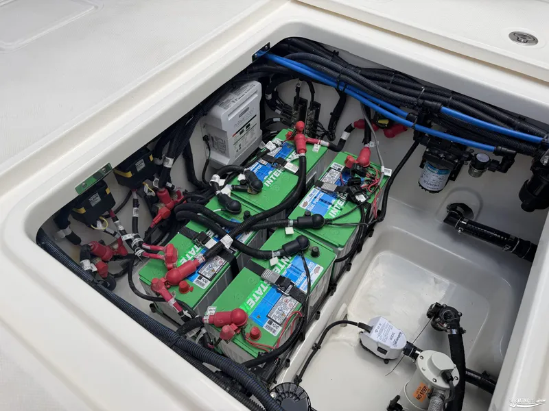 Slide: The Image of Boston Whaler 280 Vantage 2025 - 28