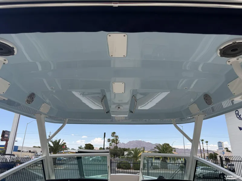 Slide: The Image of Boston Whaler 280 Vantage 2025 - 38