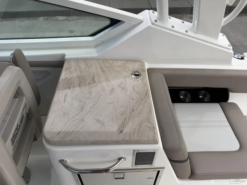 Slide: The Image of Boston Whaler 280 Vantage 2025 - 18