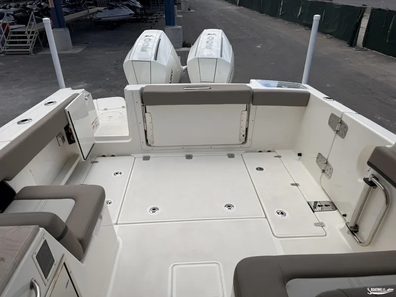 Slide: The Image of Boston Whaler 280 Vantage 2025 - 16
