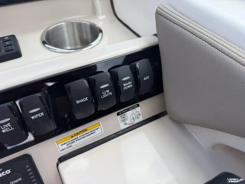 Slide: The Image of Boston Whaler 280 Vantage 2025 - 9