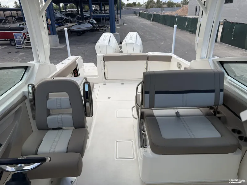 Slide: The Image of Boston Whaler 280 Vantage 2025 - 15