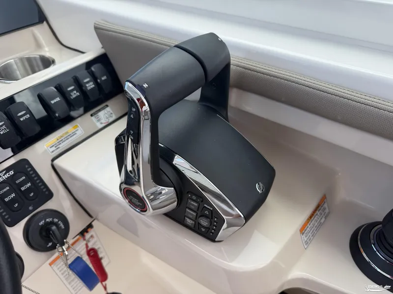 Slide: The Image of Boston Whaler 280 Vantage 2025 - 10