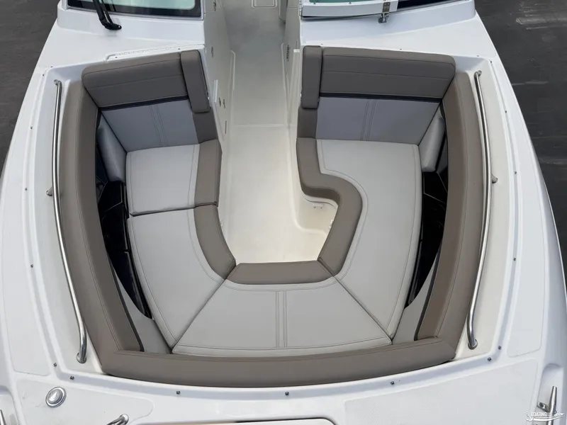 Slide: The Image of Boston Whaler 280 Vantage 2025 - 14