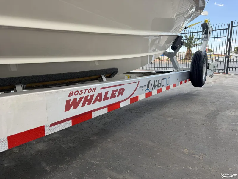 Slide: The Image of Boston Whaler 280 Vantage 2025 - 53