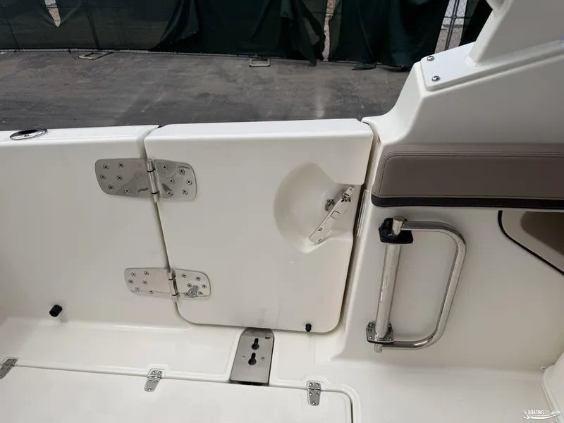 Slide: The Image of Boston Whaler 280 Vantage 2025 - 26