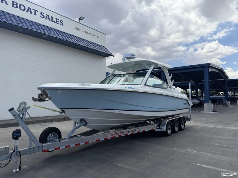 Slide: The Image of Boston Whaler 280 Vantage 2025 - 2
