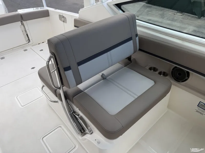 Slide: The Image of Boston Whaler 280 Vantage 2025 - 35