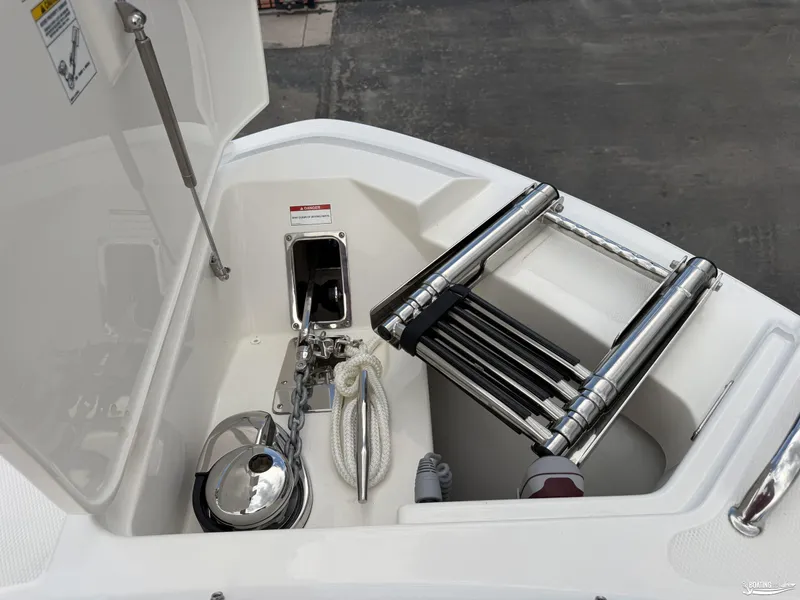 Slide: The Image of Boston Whaler 280 Vantage 2025 - 40