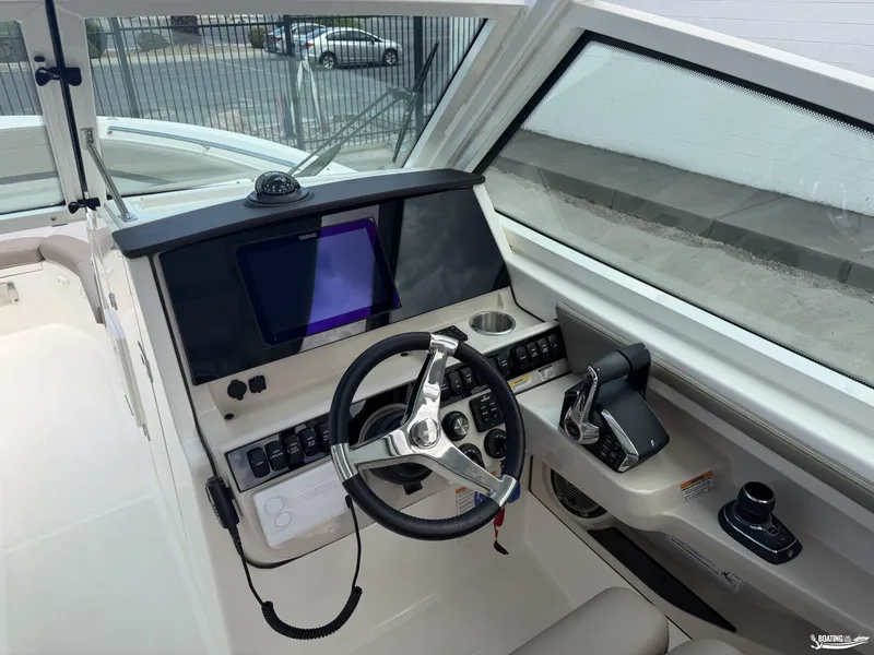 Slide: The Image of Boston Whaler 280 Vantage 2025 - 5