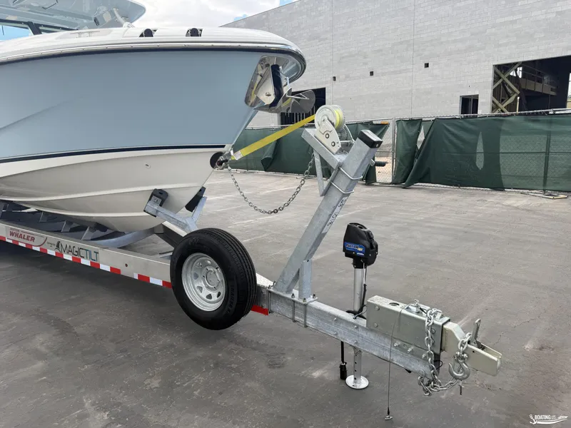 Slide: The Image of Boston Whaler 280 Vantage 2025 - 54