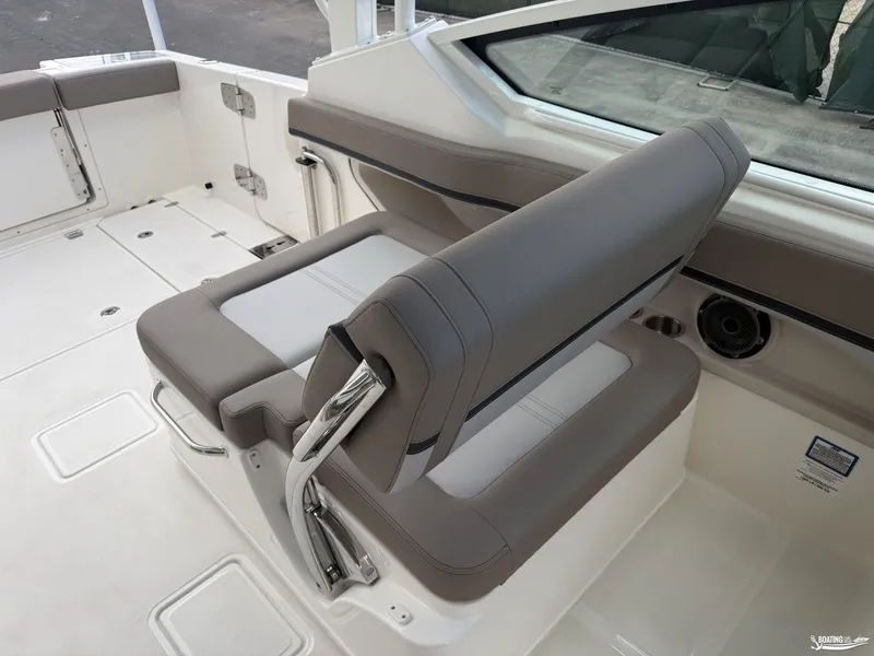 Slide: The Image of Boston Whaler 280 Vantage 2025 - 36