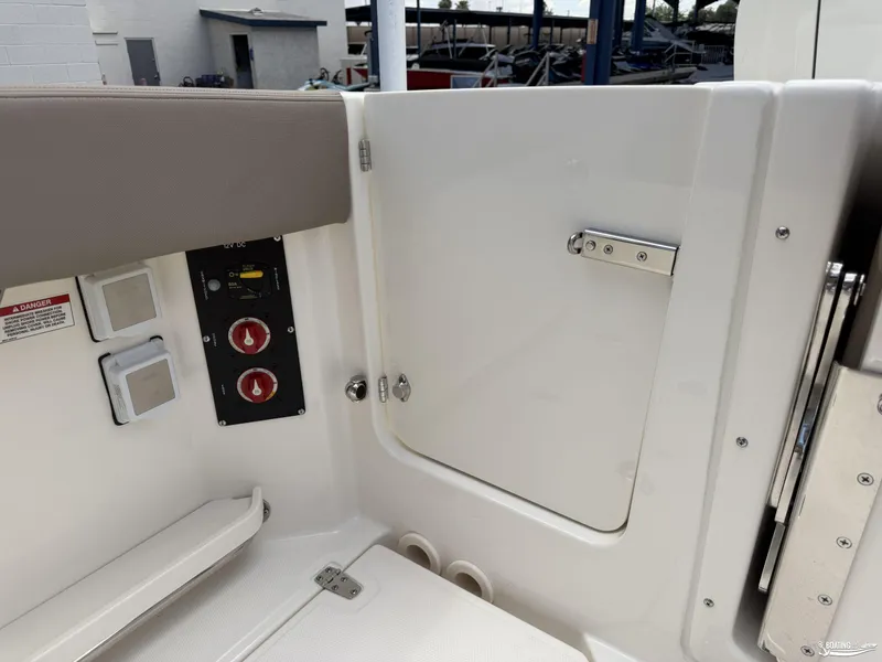 Slide: The Image of Boston Whaler 280 Vantage 2025 - 57