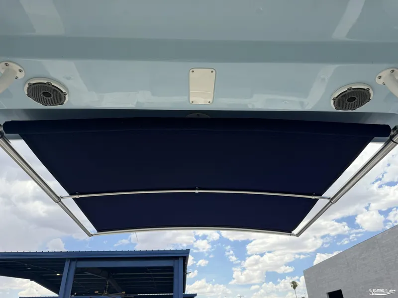 Slide: The Image of Boston Whaler 280 Vantage 2025 - 33