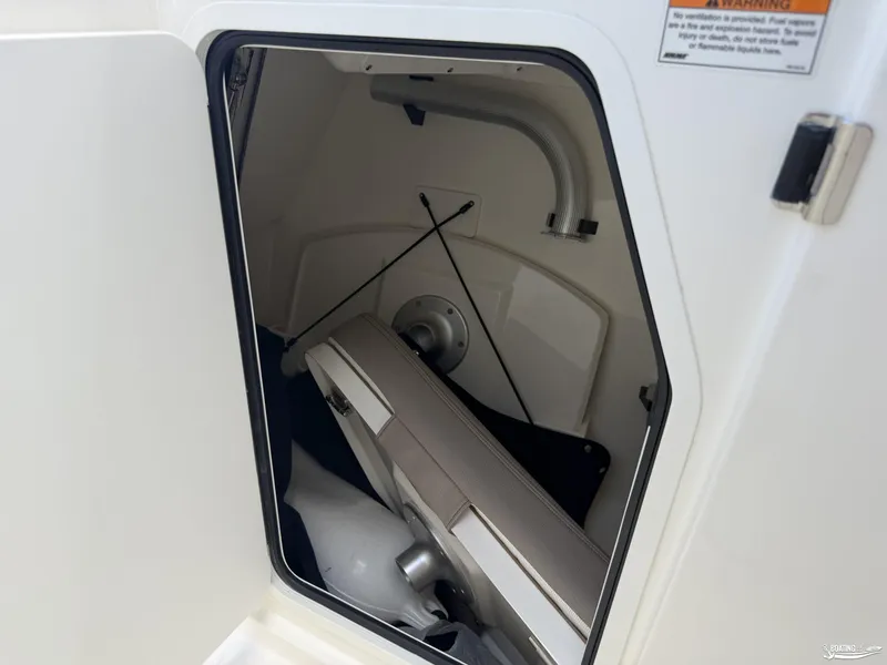 Slide: The Image of Boston Whaler 280 Vantage 2025 - 25