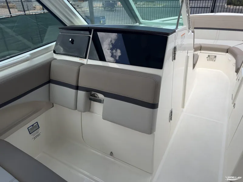 Slide: The Image of Boston Whaler 280 Vantage 2025 - 20