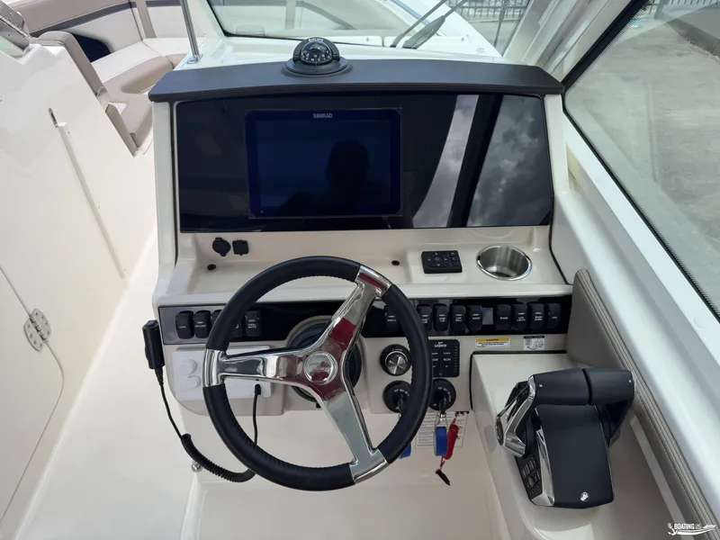 Slide: The Image of Boston Whaler 280 Vantage 2025 - 6