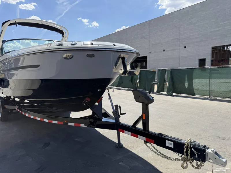Slide: The Image of Sea Ray 270 SDX 2027 - 18