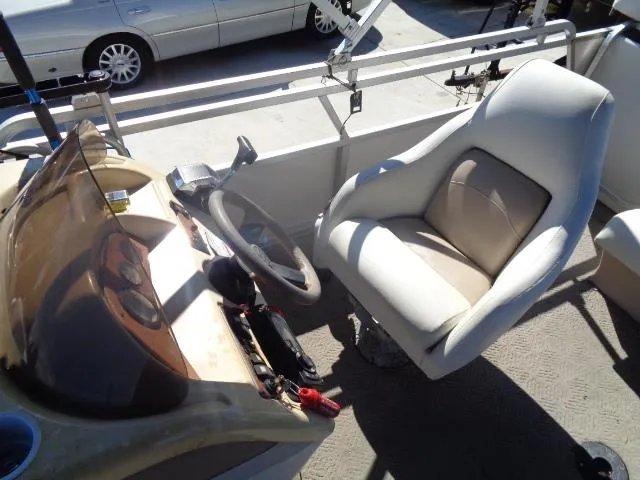 Slide: The Image of 2004 Sylvan SUNCHASER 824 boat cockpit with steering wheel and captain's chair. - 16