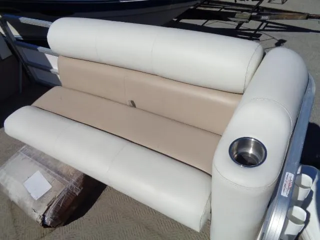 Slide: The Image of 2004 Sylvan SUNCHASER 824 boat seat with beige and white upholstery. - 18