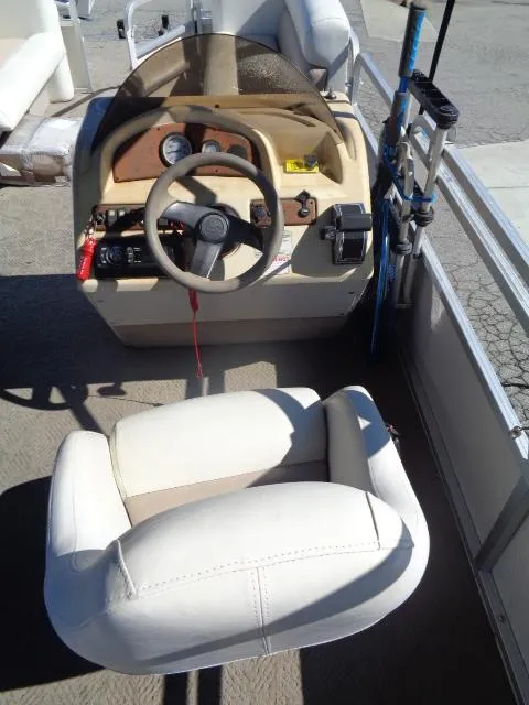 Slide: The Image of 2004 Sylvan SUNCHASER 824 boat cockpit with steering wheel and captain's chair. - 19