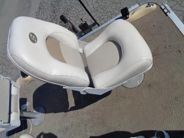 Slide: The Image of 2004 Sylvan SUNCHASER 824 boat seat with white and beige upholstery. - 8