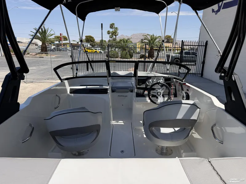 Slide: The Image of Bayliner VR4 2022 - 4