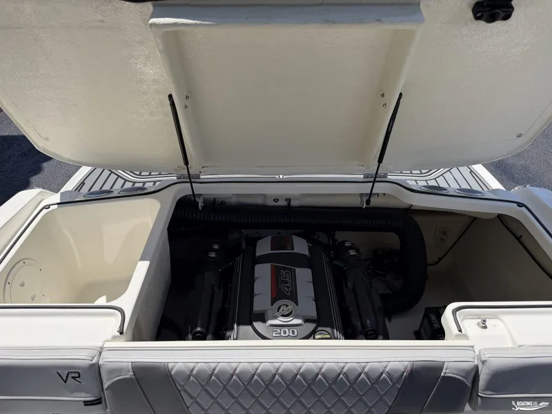 Slide: The Image of Bayliner VR4 2022 - 16