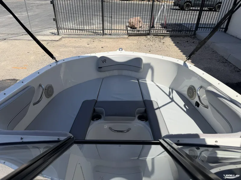 Slide: The Image of Bayliner VR4 2022 - 5