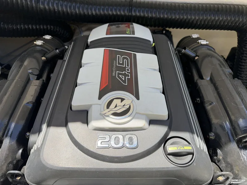 Slide: The Image of Bayliner VR4 2022 - 17