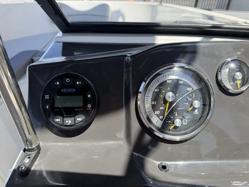 Slide: The Image of Bayliner VR4 2022 - 9